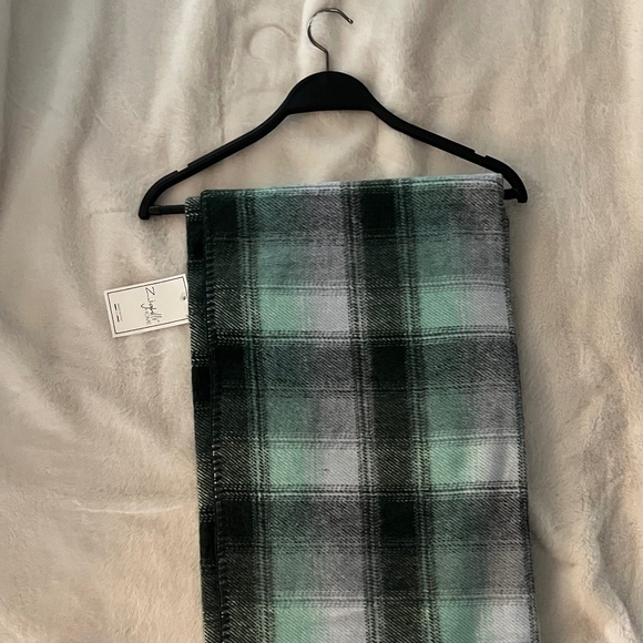Blanket/Throw - Picture 1 of 7